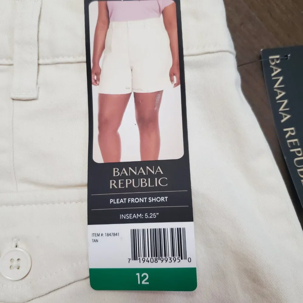 Banana Republic Pleat front tan Women's shorts size 12 New With Tags